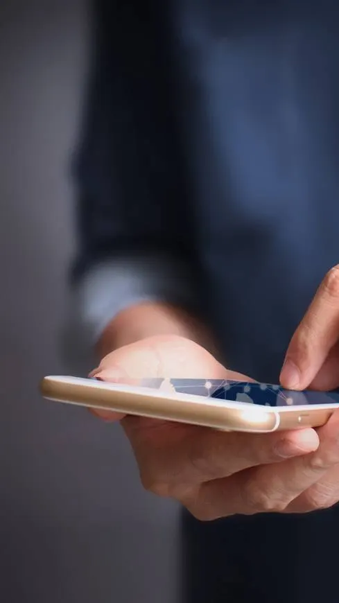 Hand hält ein Smartphone